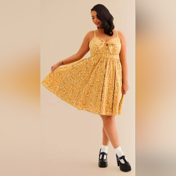 🌼Torrid Yellow Floral Midi Dress - Picture 2 of 12